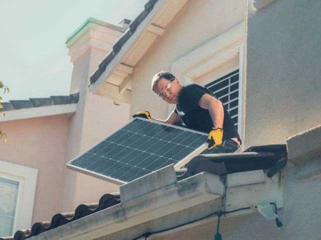 Installer des panneaux solaires chez soi : investissement et rentabilité Installer des panneaux solaires chez soi : investissement et rentabilité