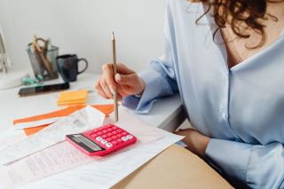 Facture d'électricité posée sur une table avec une calculatrice