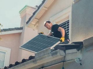 Panneaux solaires maison : coût, rentabilité et aides en 2026
